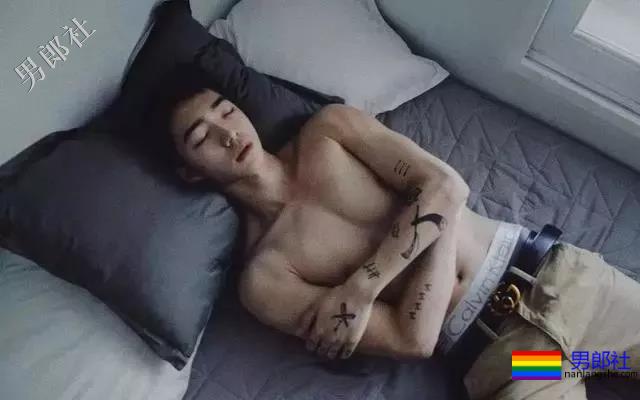 99年混血小狼狗酷似刘宪华，床上写真露内裤边 - 51虹马