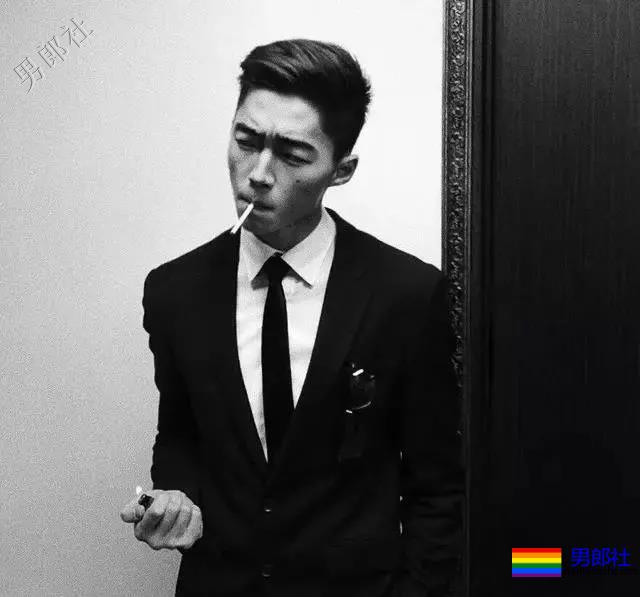 99年混血小狼狗酷似刘宪华，床上写真露内裤边 - 51虹马