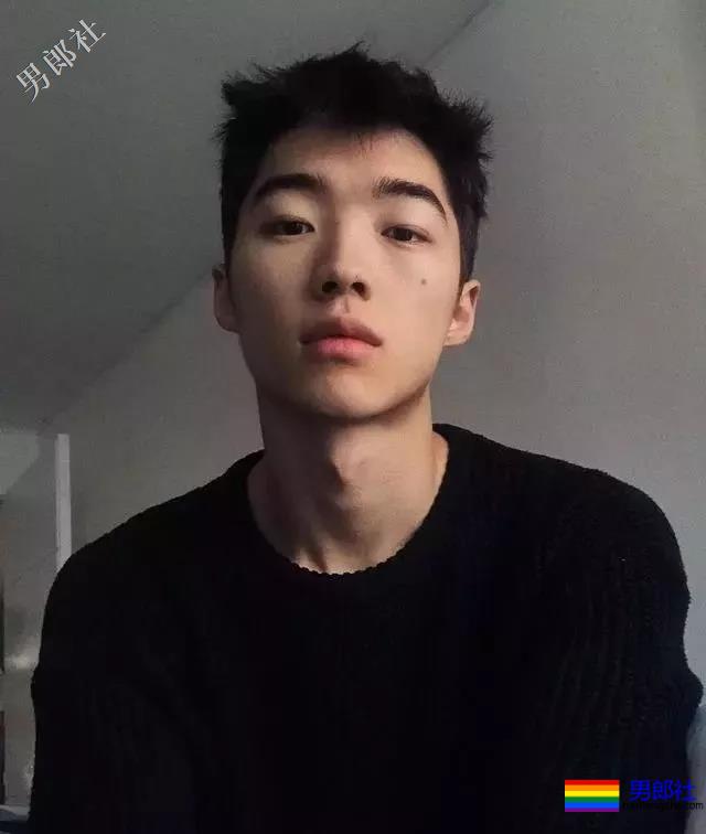 99年混血小狼狗酷似刘宪华，床上写真露内裤边 - 51虹马