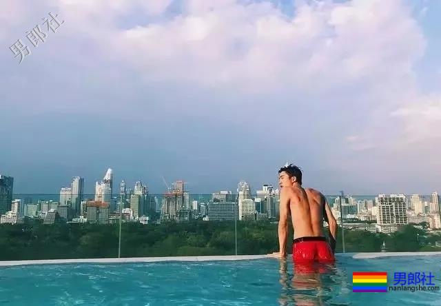 99年混血小狼狗酷似刘宪华，床上写真露内裤边 - 51虹马