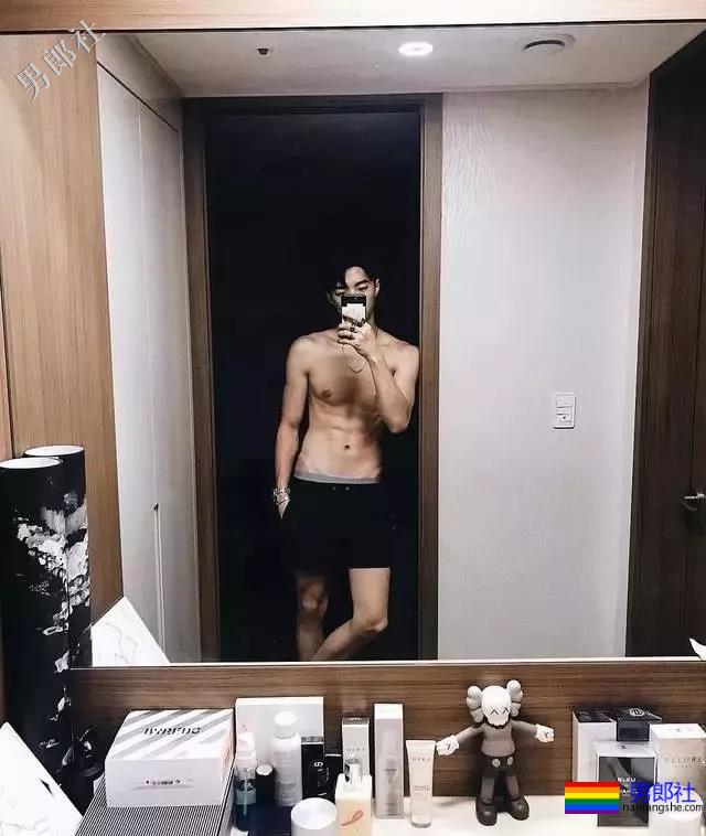 99年混血小狼狗酷似刘宪华，床上写真露内裤边 - 51虹马