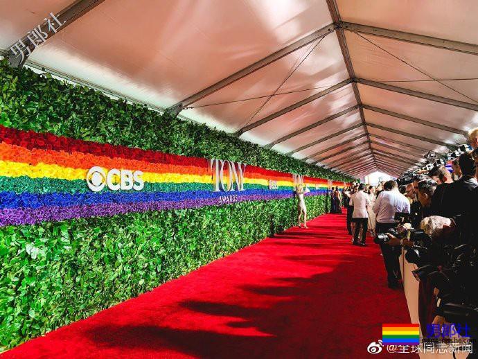 托尼奖的红毯很骄傲，立起彩虹玫瑰墙 - 51虹马