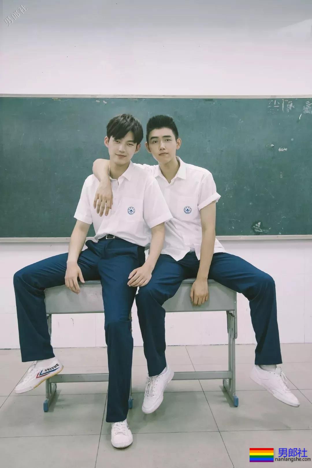 董力陈飞宇变身国民校草，白衬衫制服大长腿，极品帅学长你见过吗？ - 51虹马