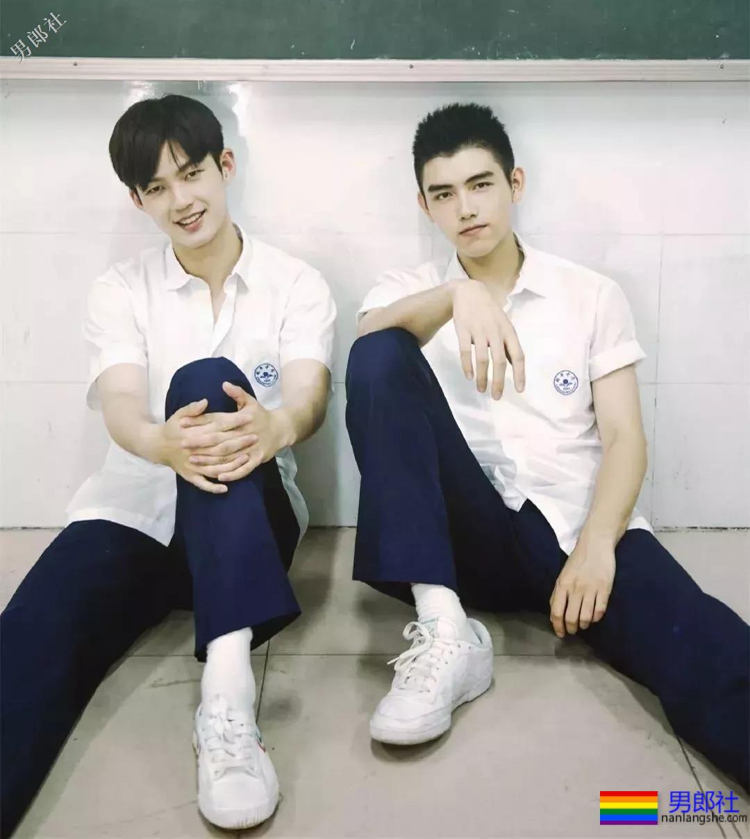 董力陈飞宇变身国民校草，白衬衫制服大长腿，极品帅学长你见过吗？ - 51虹马