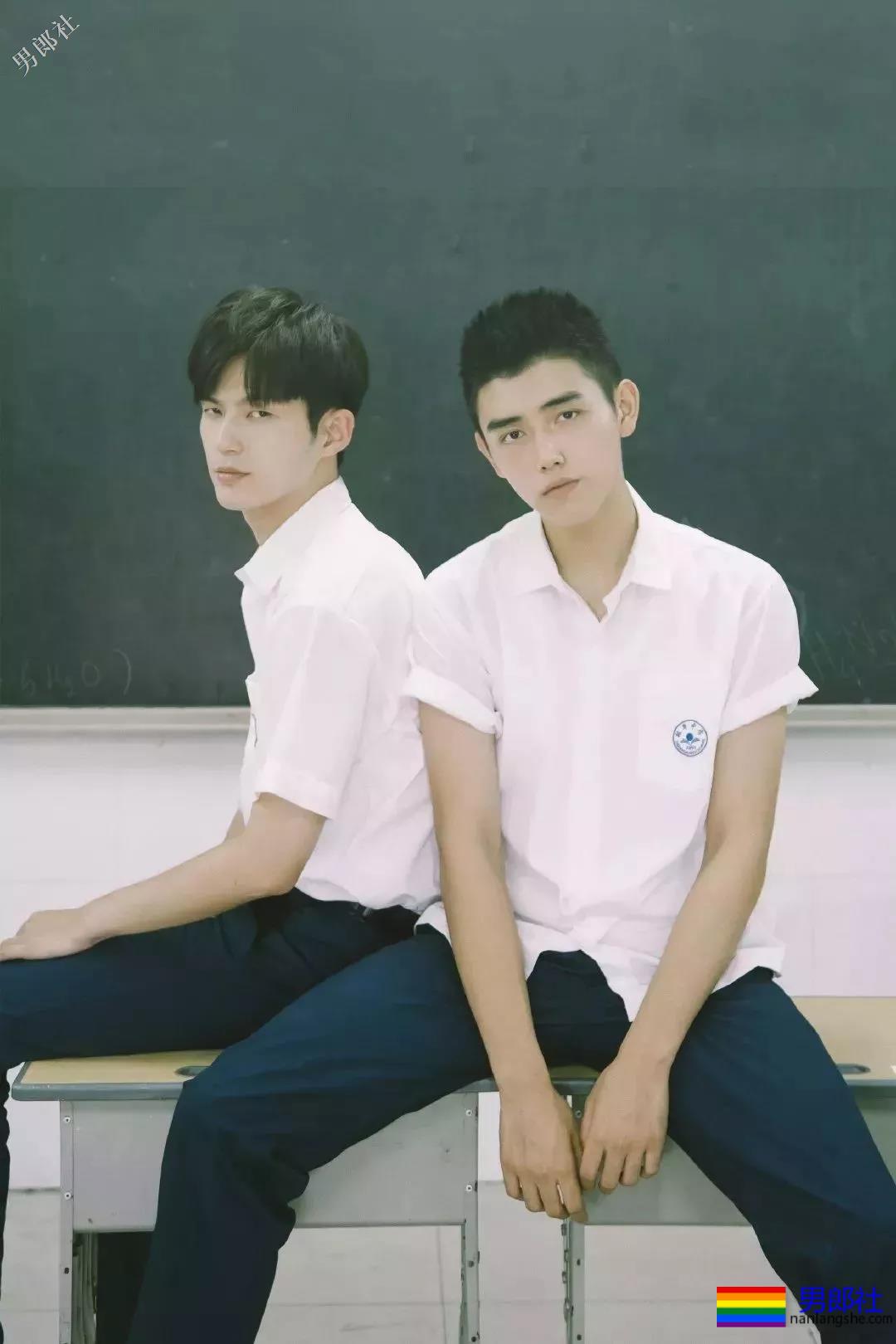 董力陈飞宇变身国民校草，白衬衫制服大长腿，极品帅学长你见过吗？ - 51虹马