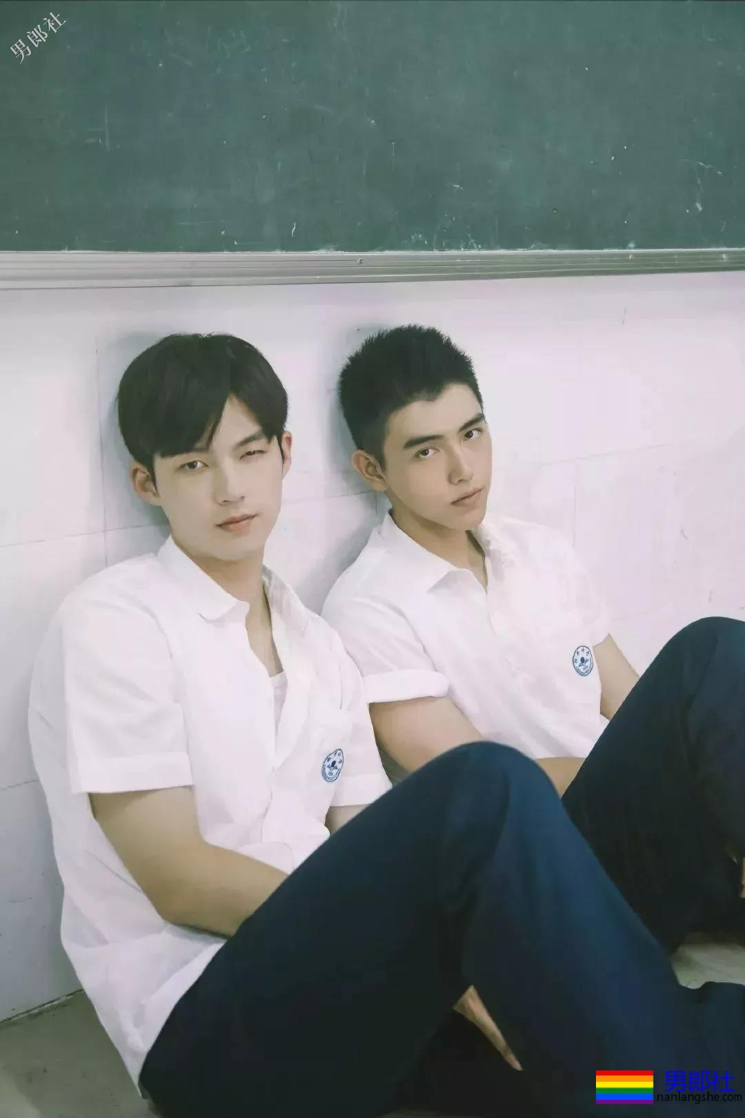 董力陈飞宇变身国民校草，白衬衫制服大长腿，极品帅学长你见过吗？ - 51虹马