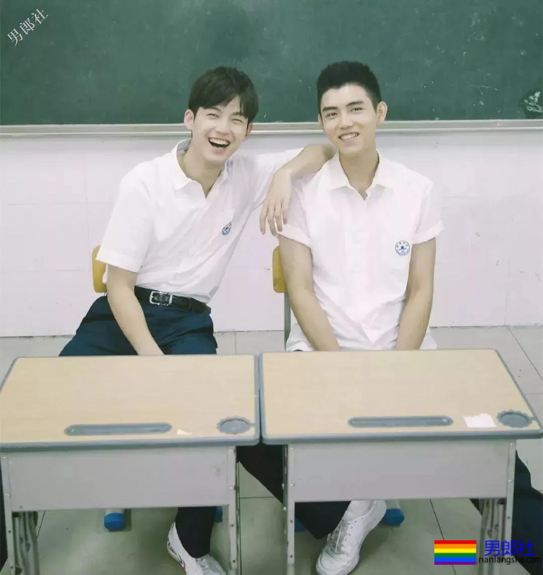 董力陈飞宇变身国民校草，白衬衫制服大长腿，极品帅学长你见过吗？ - 51虹马