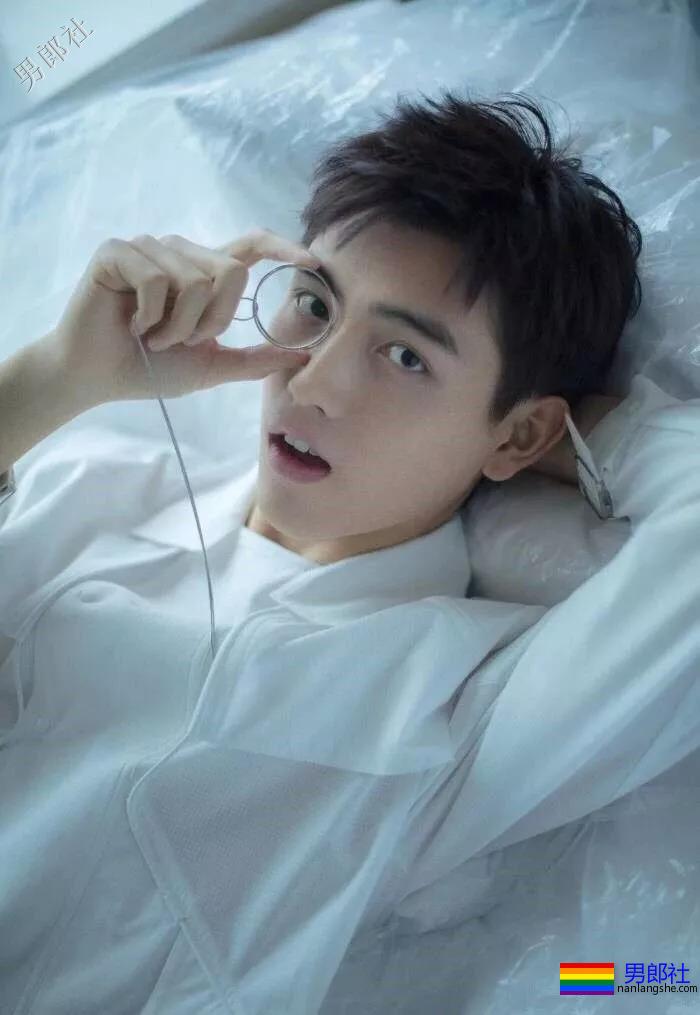 董力陈飞宇变身国民校草，白衬衫制服大长腿，极品帅学长你见过吗？ - 51虹马