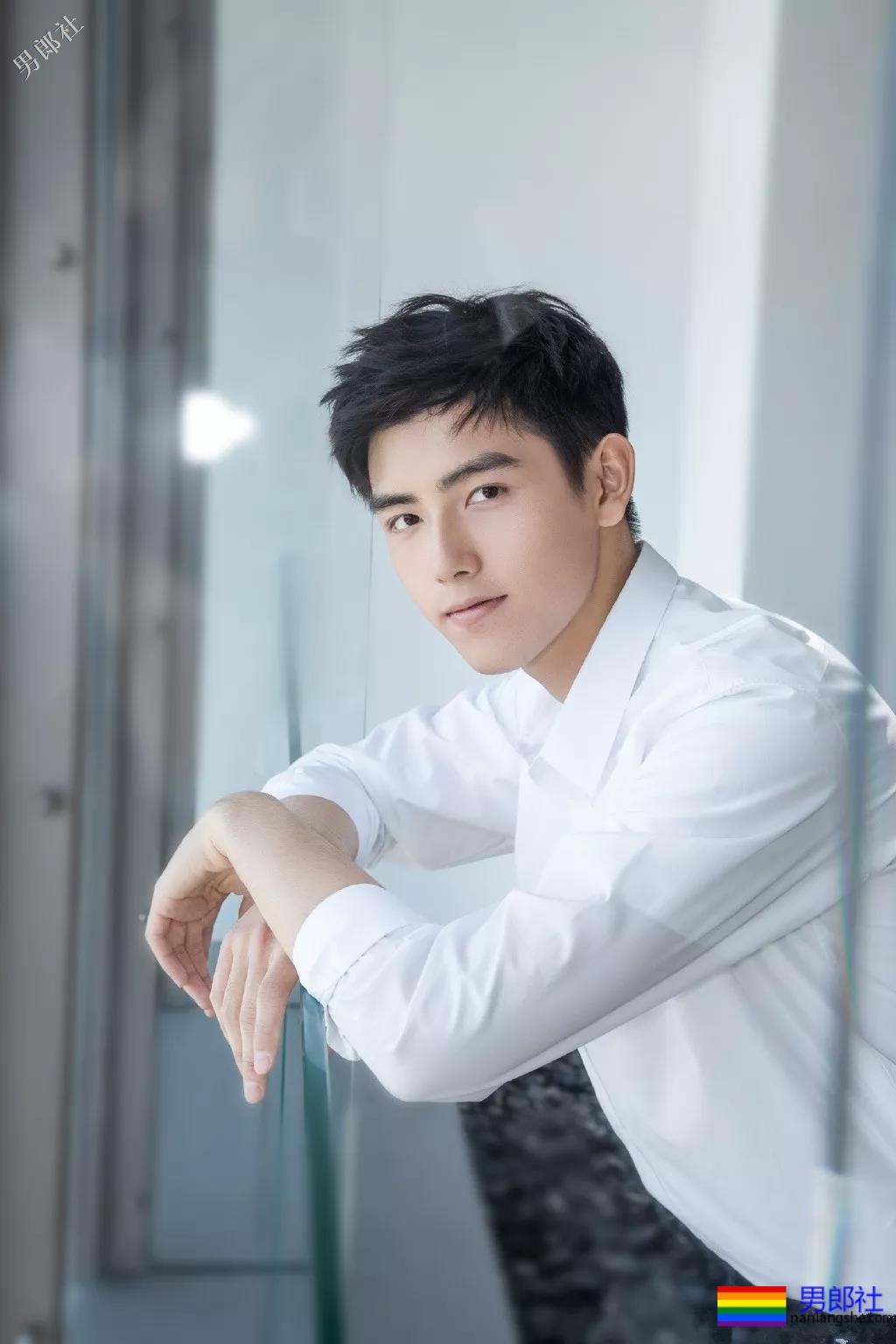 董力陈飞宇变身国民校草，白衬衫制服大长腿，极品帅学长你见过吗？ - 51虹马