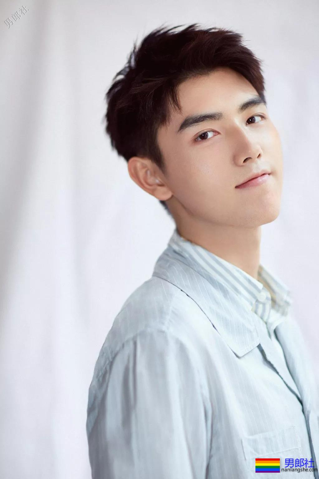 董力陈飞宇变身国民校草，白衬衫制服大长腿，极品帅学长你见过吗？ - 51虹马