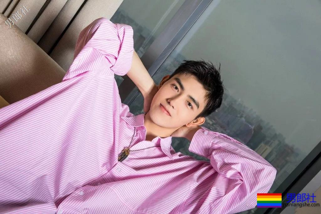 董力陈飞宇变身国民校草，白衬衫制服大长腿，极品帅学长你见过吗？ - 51虹马