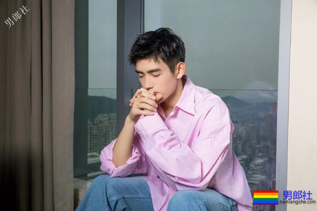 董力陈飞宇变身国民校草，白衬衫制服大长腿，极品帅学长你见过吗？ - 51虹马