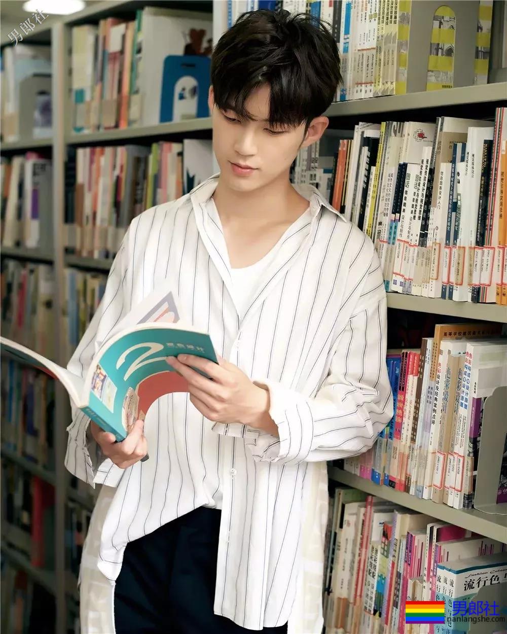 董力陈飞宇变身国民校草，白衬衫制服大长腿，极品帅学长你见过吗？ - 51虹马