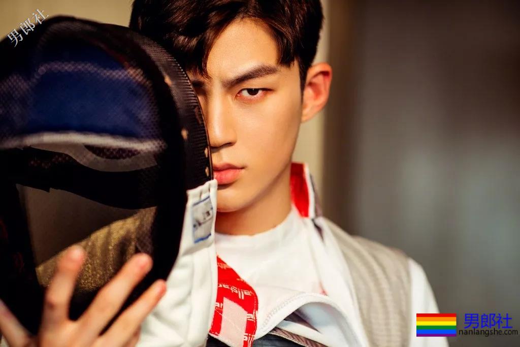 董力陈飞宇变身国民校草，白衬衫制服大长腿，极品帅学长你见过吗？ - 51虹马