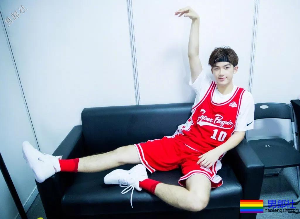 董力陈飞宇变身国民校草，白衬衫制服大长腿，极品帅学长你见过吗？ - 51虹马