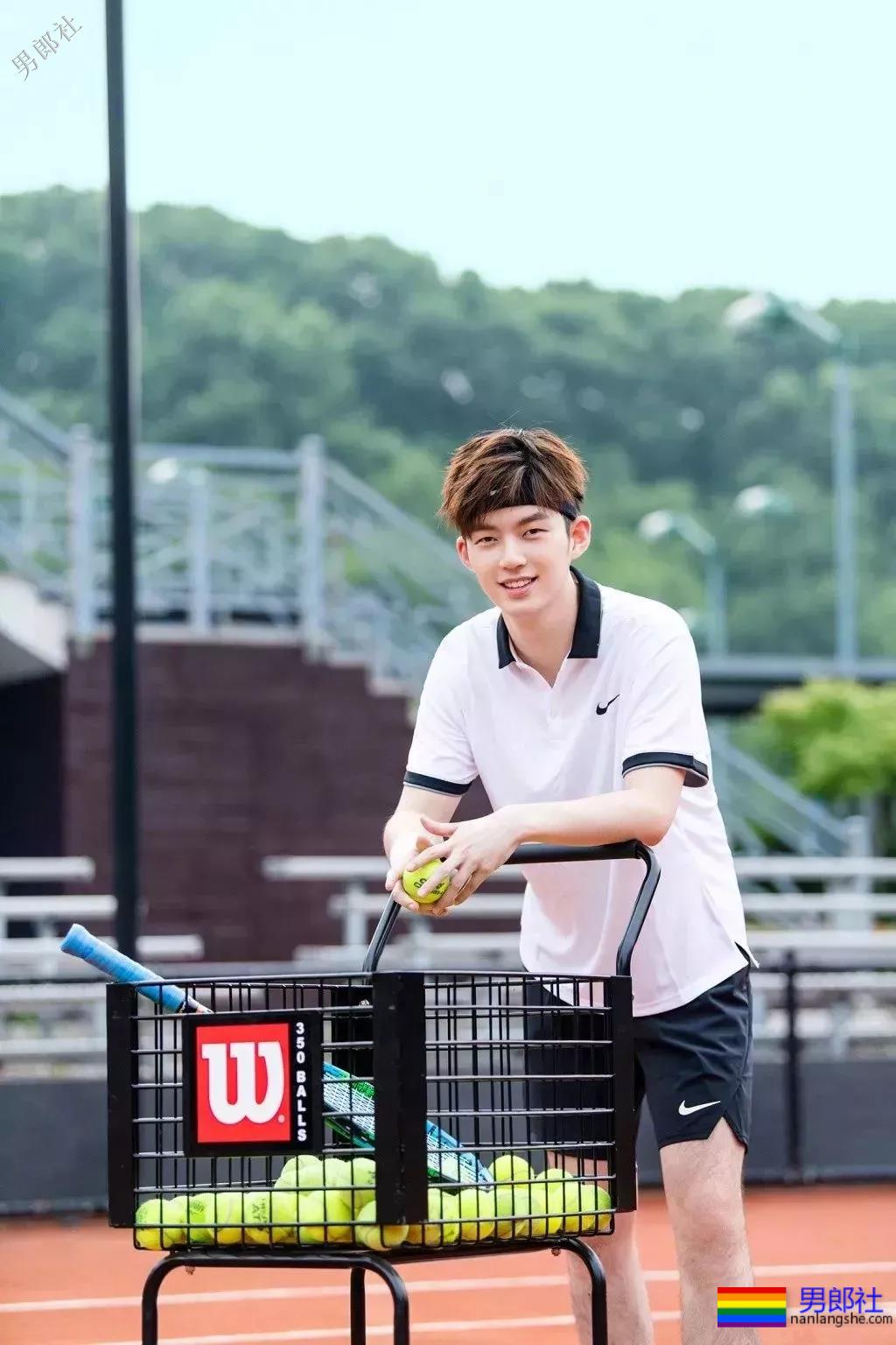 董力陈飞宇变身国民校草，白衬衫制服大长腿，极品帅学长你见过吗？ - 51虹马