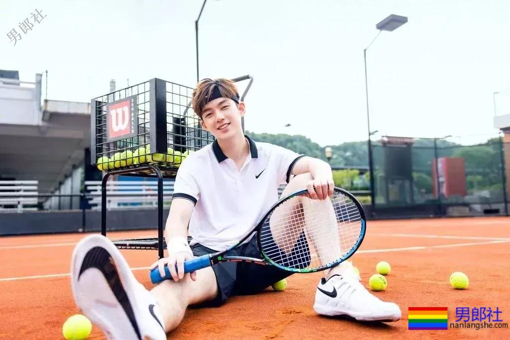 董力陈飞宇变身国民校草，白衬衫制服大长腿，极品帅学长你见过吗？ - 51虹马