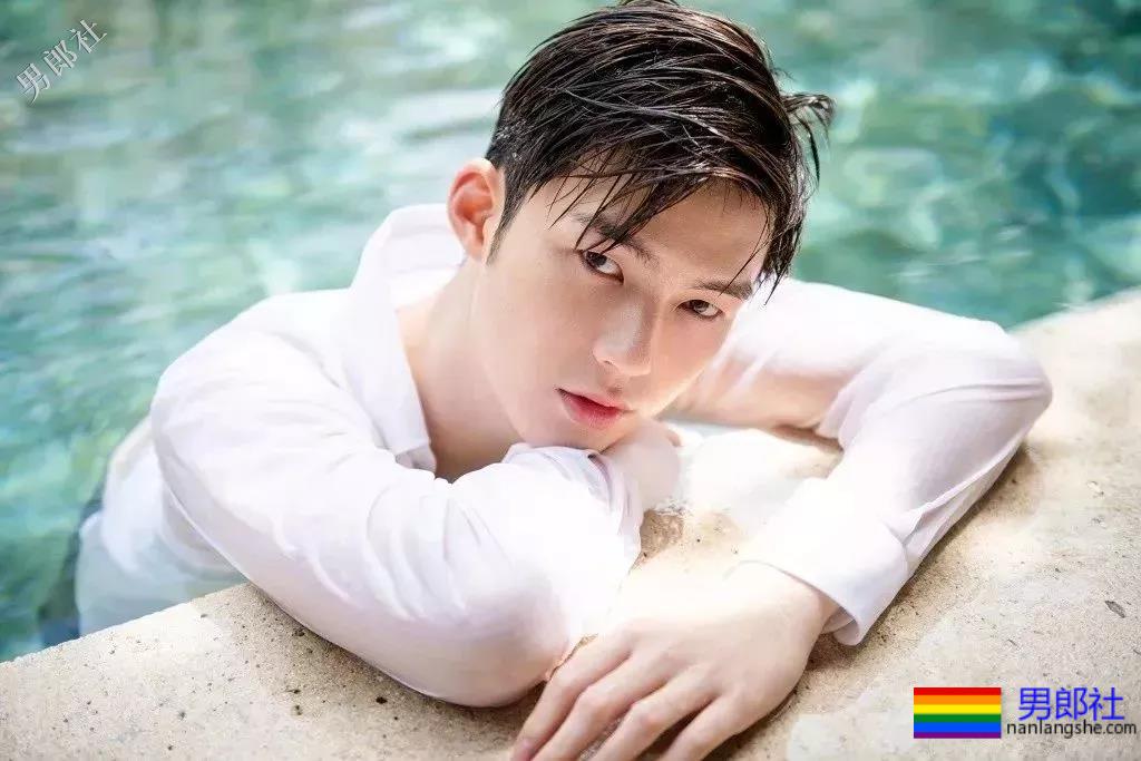 董力陈飞宇变身国民校草，白衬衫制服大长腿，极品帅学长你见过吗？ - 51虹马