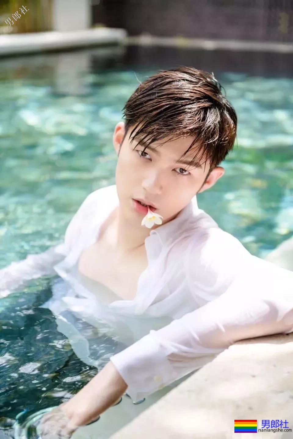 董力陈飞宇变身国民校草，白衬衫制服大长腿，极品帅学长你见过吗？ - 51虹马