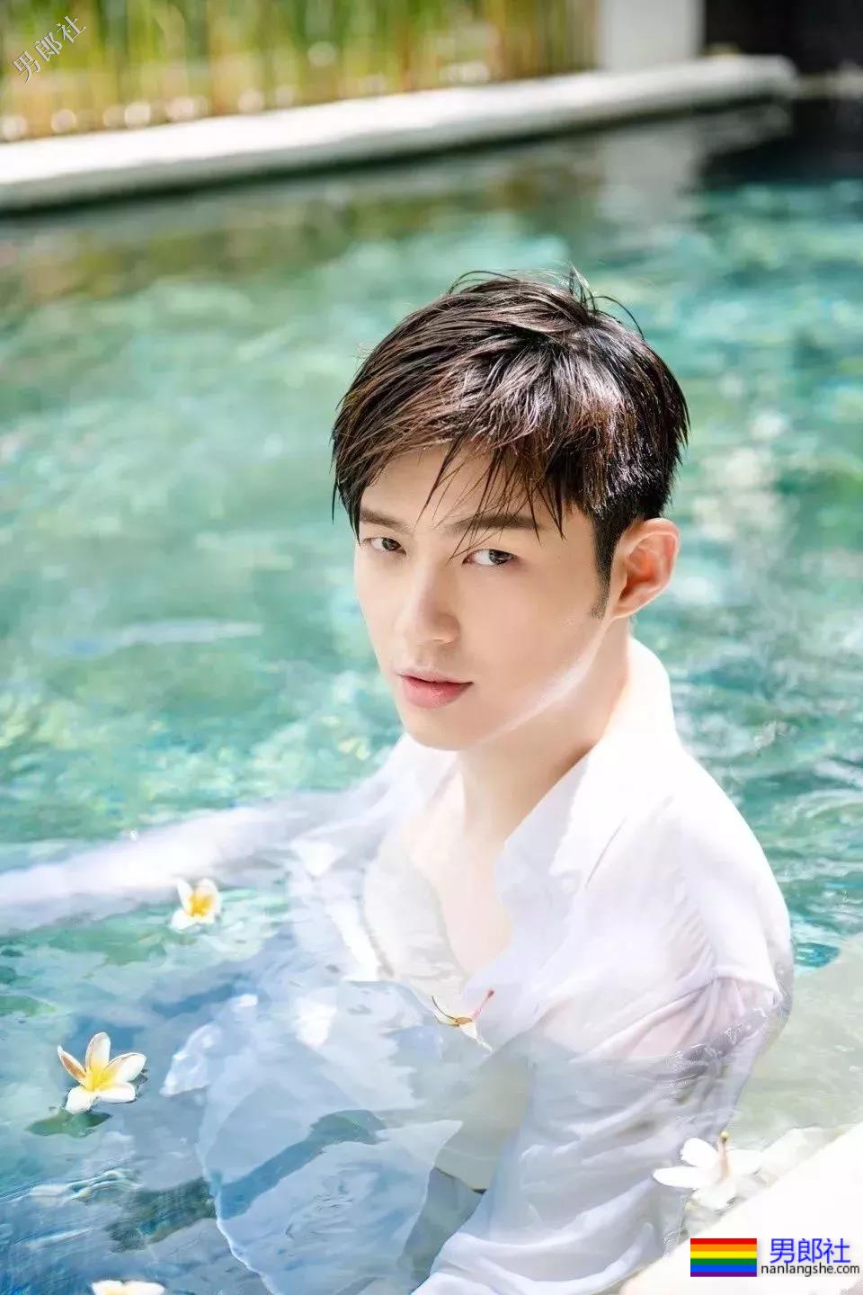 董力陈飞宇变身国民校草，白衬衫制服大长腿，极品帅学长你见过吗？ - 51虹马