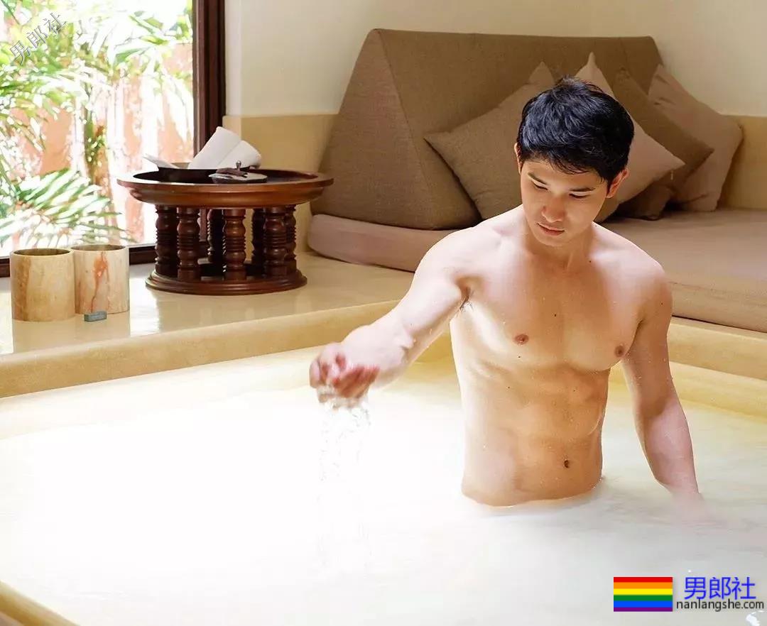 白净小奶狗超大粉红胸肌，牛奶肌泳裤狂魔太鲜嫩！ - 51虹马