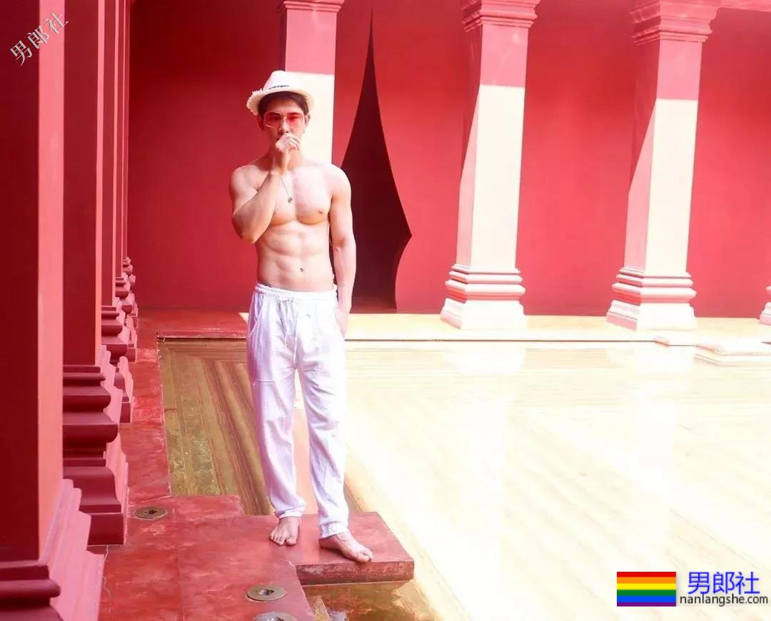 白净小奶狗超大粉红胸肌，牛奶肌泳裤狂魔太鲜嫩！ - 51虹马