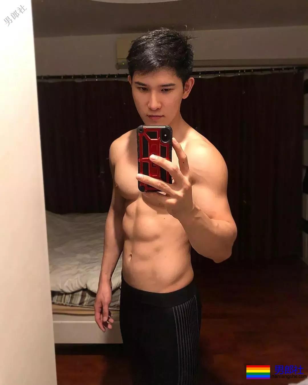 白净小奶狗超大粉红胸肌，牛奶肌泳裤狂魔太鲜嫩！ - 51虹马