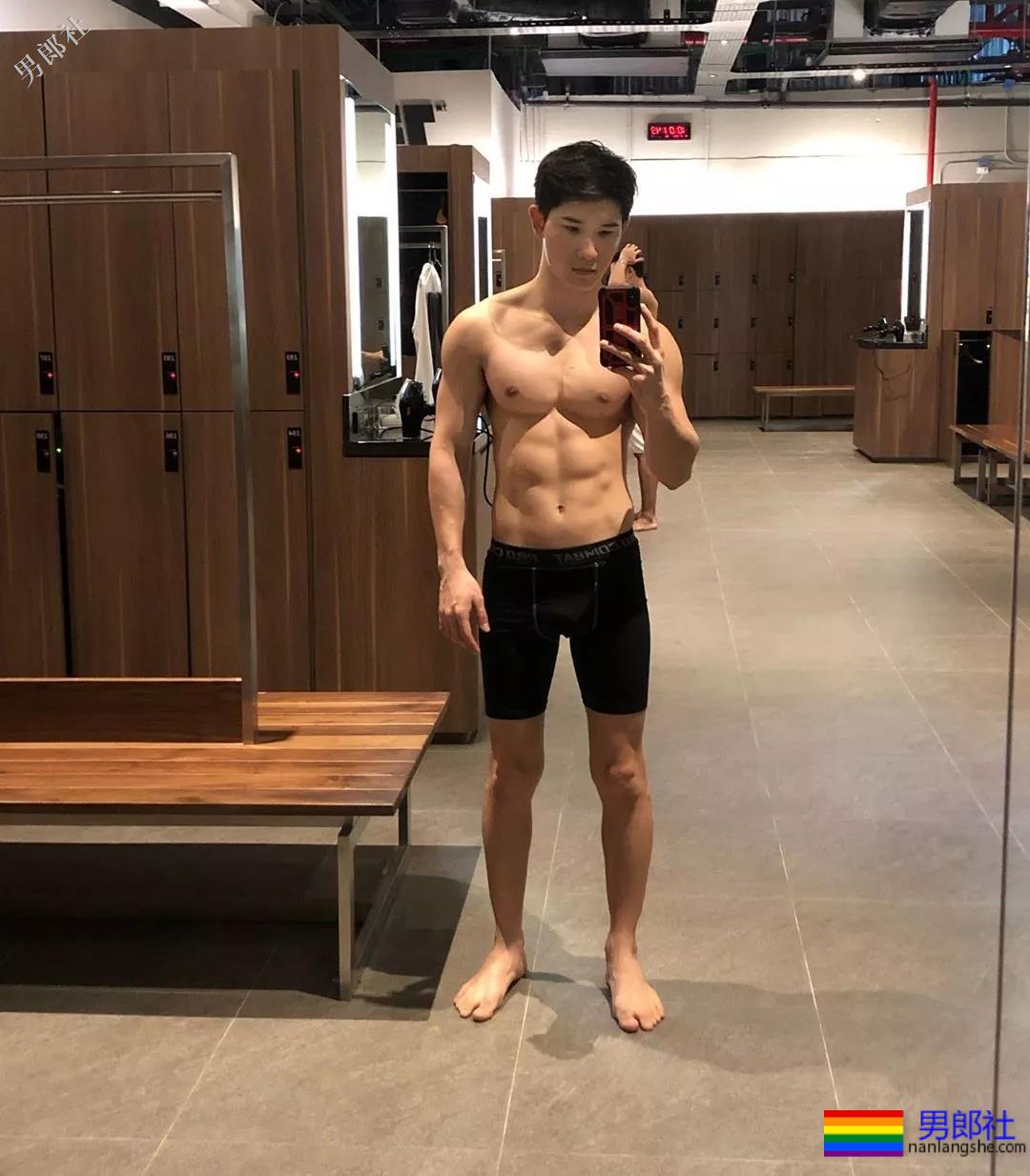 白净小奶狗超大粉红胸肌，牛奶肌泳裤狂魔太鲜嫩！ - 51虹马