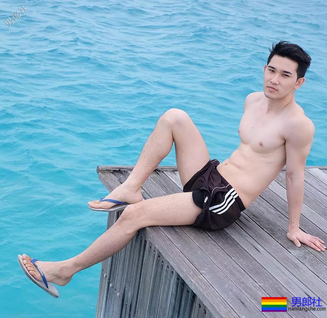 白净小奶狗超大粉红胸肌，牛奶肌泳裤狂魔太鲜嫩！ - 51虹马