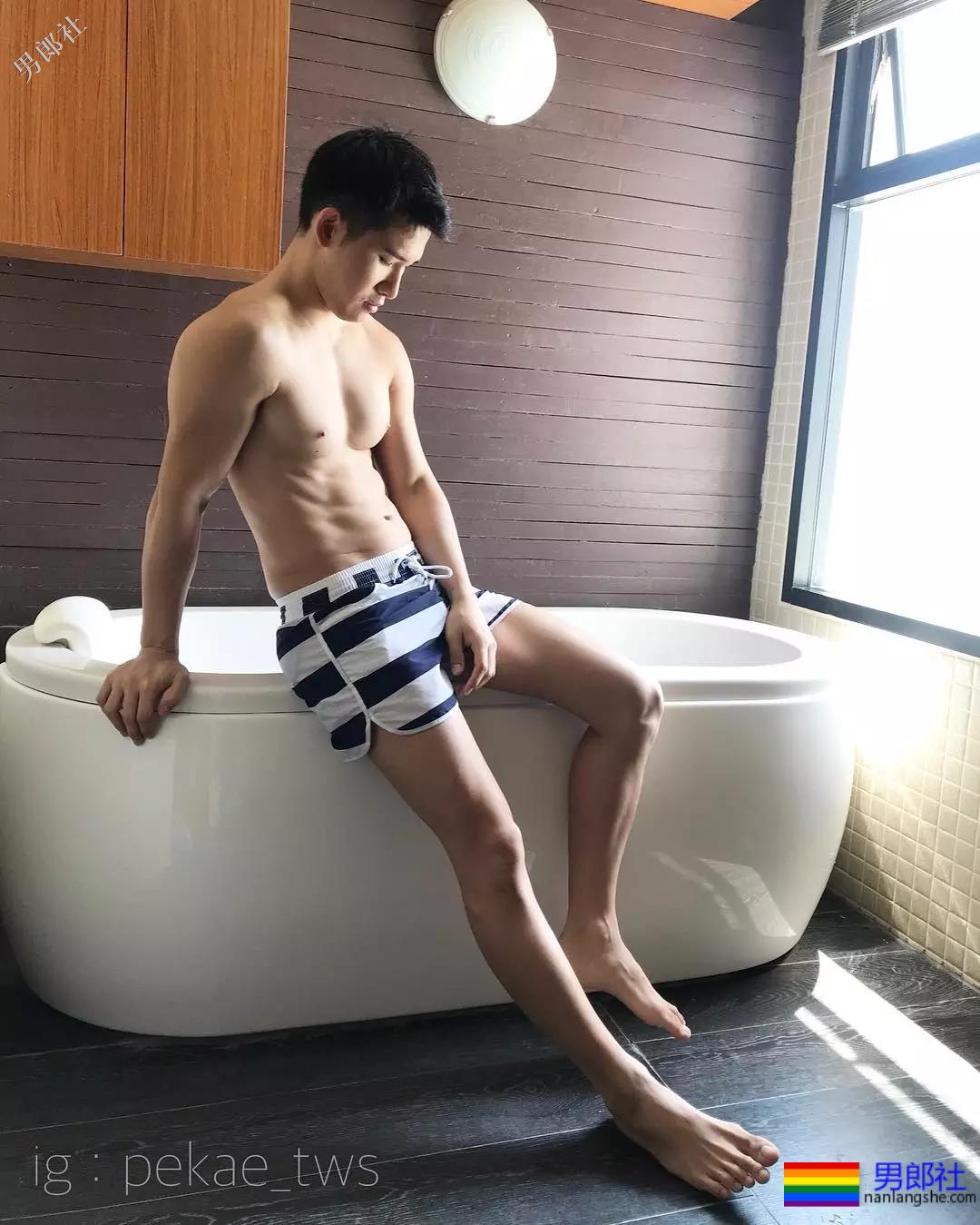 白净小奶狗超大粉红胸肌，牛奶肌泳裤狂魔太鲜嫩！ - 51虹马