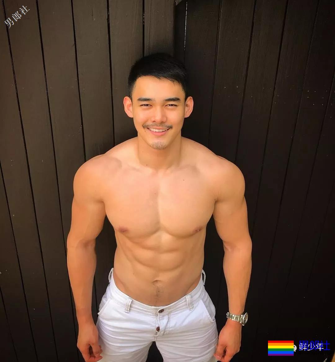 抓拍海边湿身帅哥！被扒包不住很吸睛 ！ - 51虹马