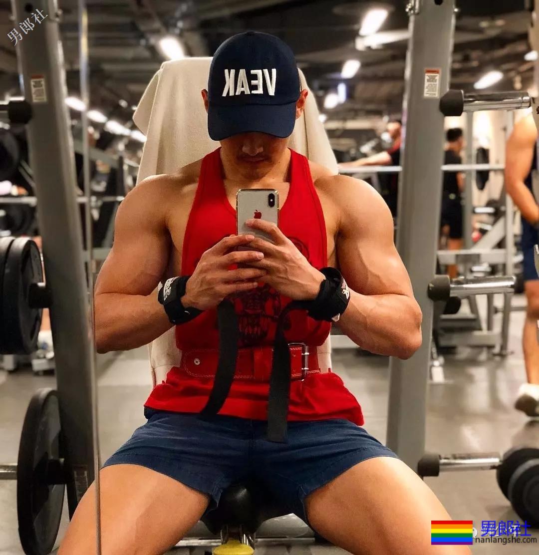 抓拍海边湿身帅哥！被扒包不住很吸睛 ！ - 51虹马