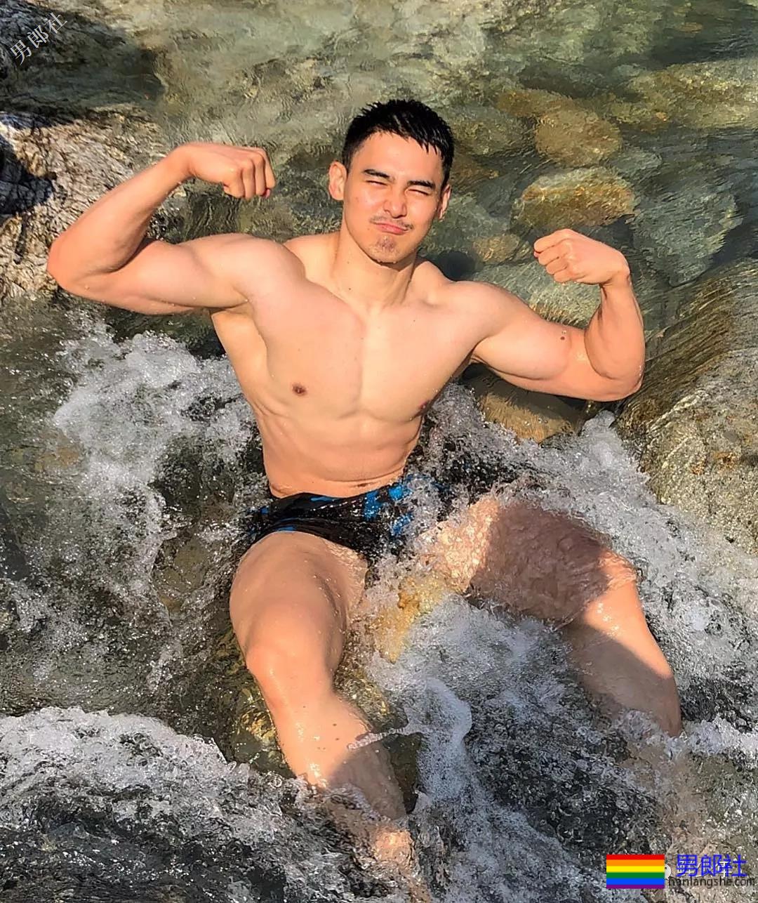 抓拍海边湿身帅哥！被扒包不住很吸睛 ！ - 51虹马