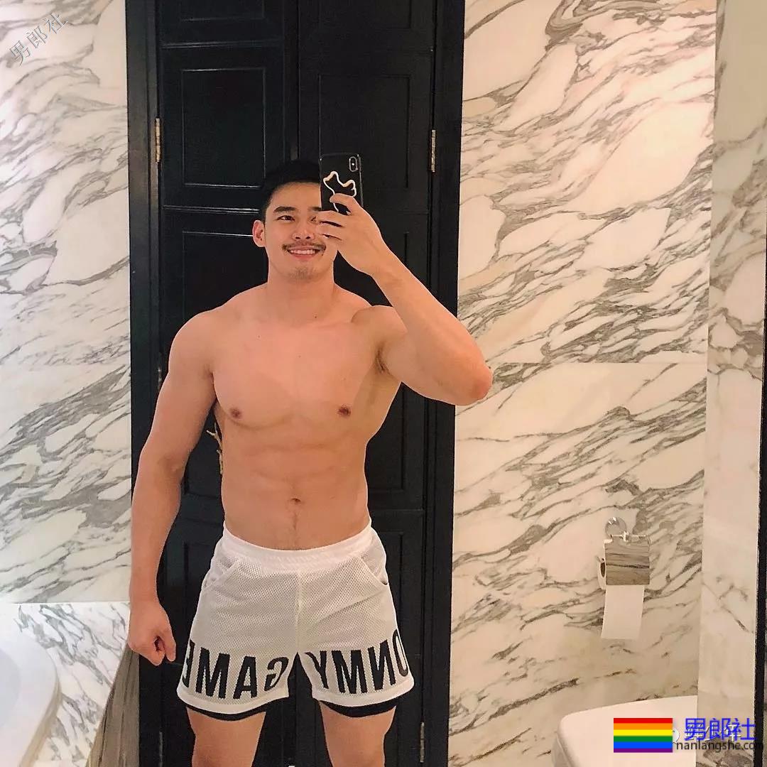 抓拍海边湿身帅哥！被扒包不住很吸睛 ！ - 51虹马