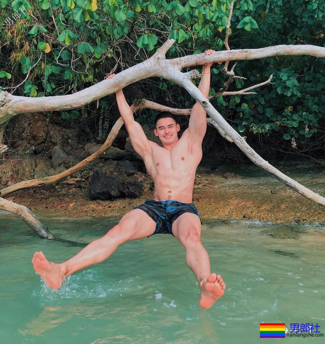 抓拍海边湿身帅哥！被扒包不住很吸睛 ！ - 51虹马