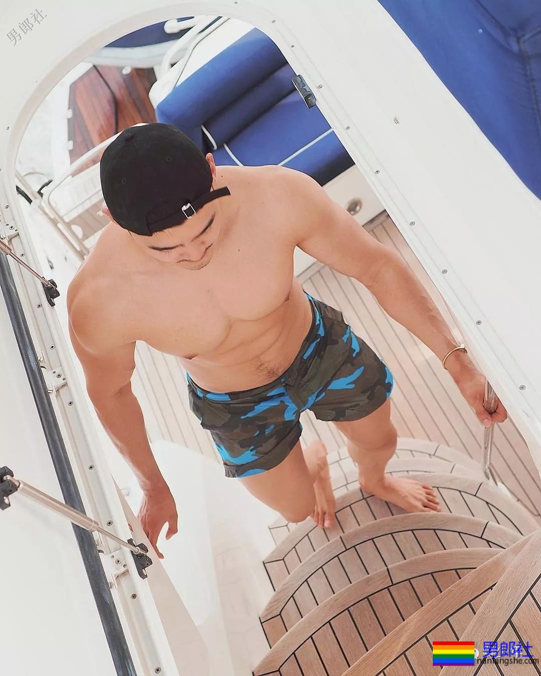 抓拍海边湿身帅哥！被扒包不住很吸睛 ！ - 51虹马