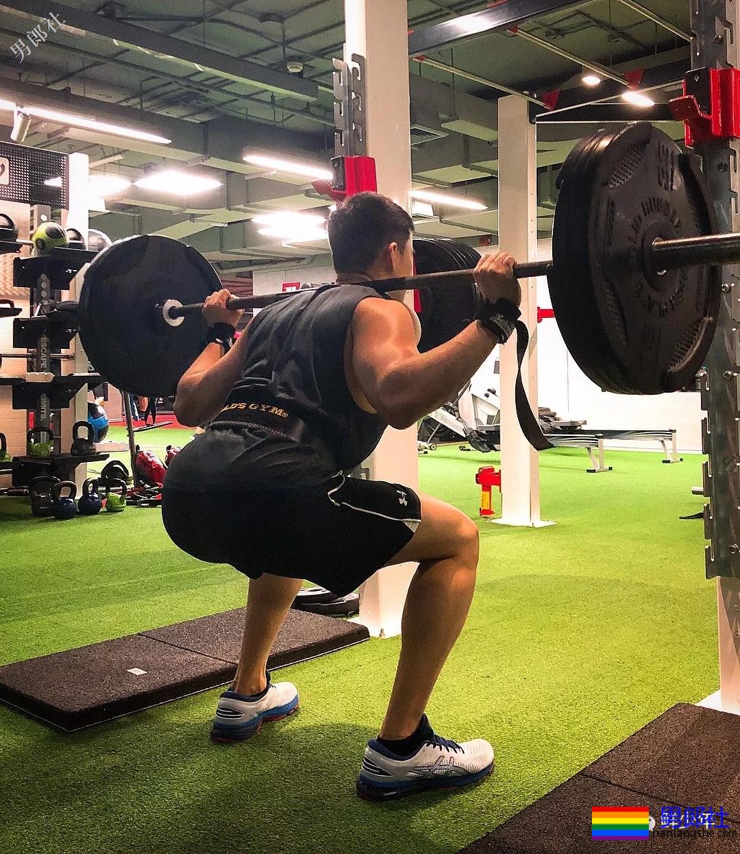 抓拍海边湿身帅哥！被扒包不住很吸睛 ！ - 51虹马