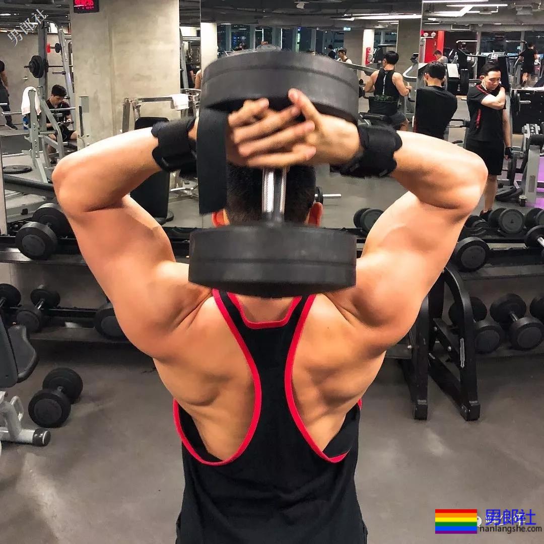 抓拍海边湿身帅哥！被扒包不住很吸睛 ！ - 51虹马