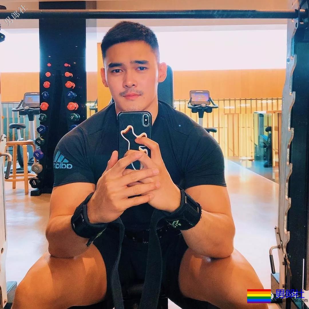 抓拍海边湿身帅哥！被扒包不住很吸睛 ！ - 51虹马