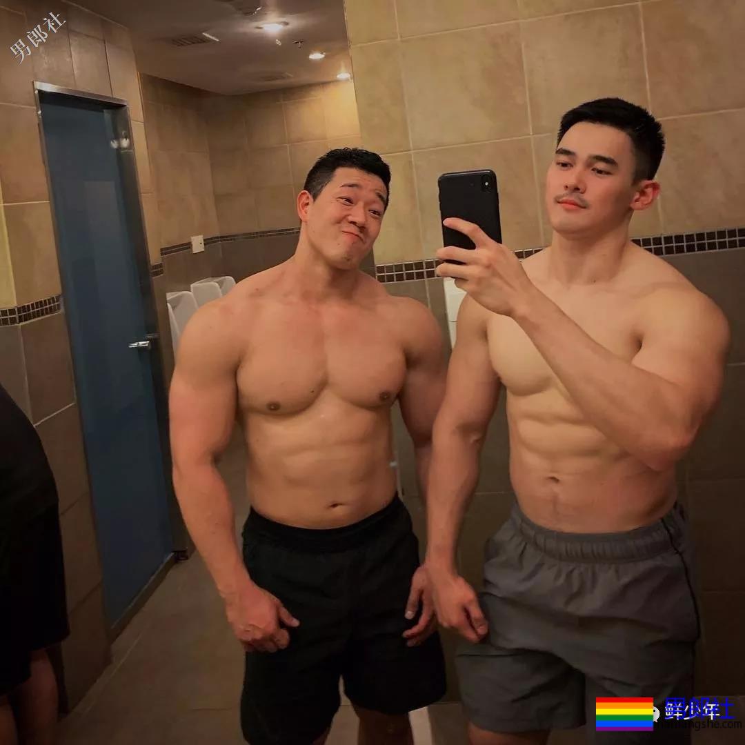 抓拍海边湿身帅哥！被扒包不住很吸睛 ！ - 51虹马