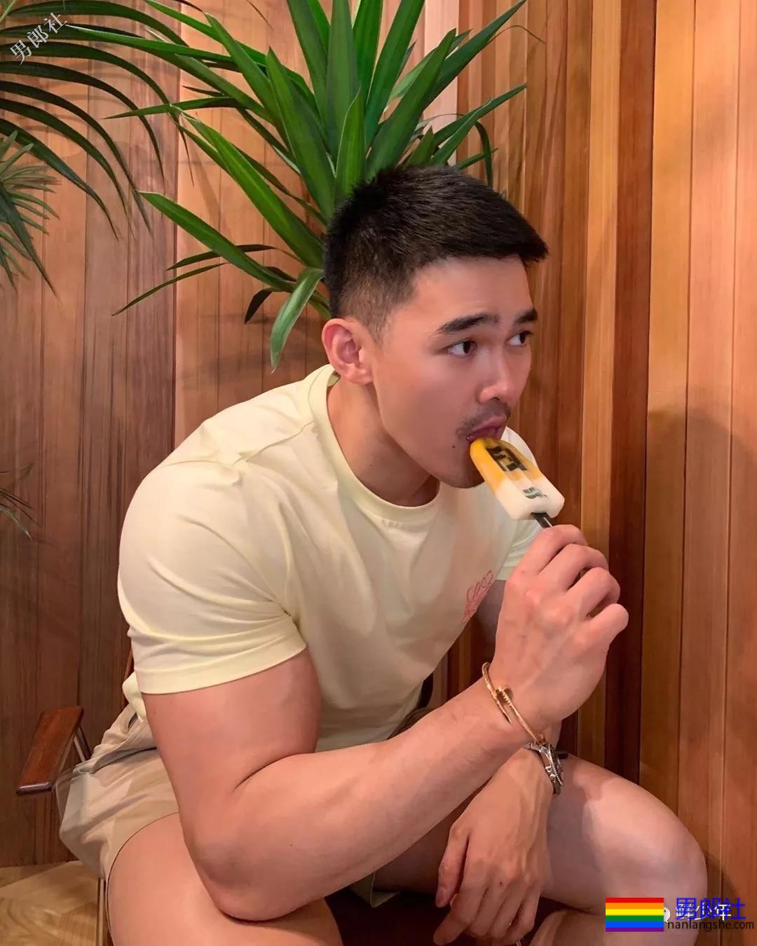 抓拍海边湿身帅哥！被扒包不住很吸睛 ！ - 51虹马