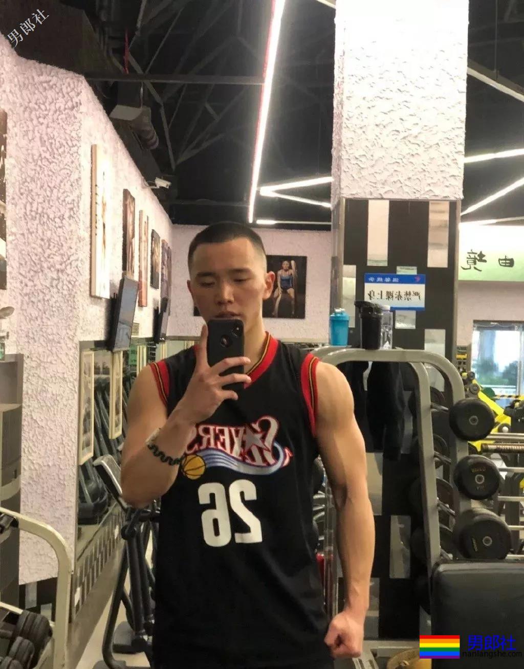 同济大学寸头小哥努力健身终于成了淘宝模特 - 51虹马