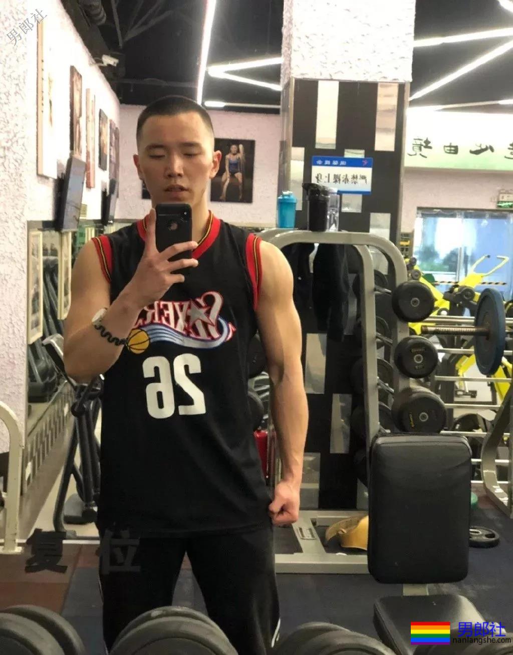 同济大学寸头小哥努力健身终于成了淘宝模特 - 51虹马