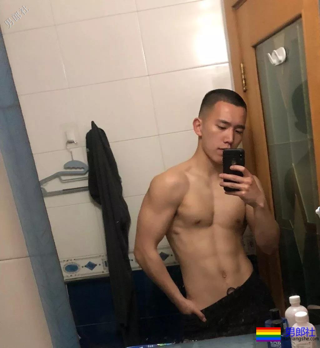 同济大学寸头小哥努力健身终于成了淘宝模特 - 51虹马