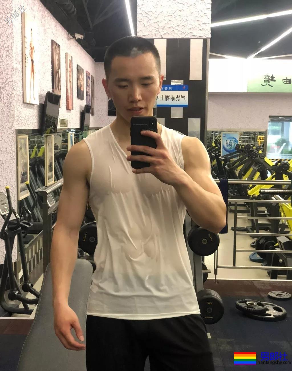 同济大学寸头小哥努力健身终于成了淘宝模特 - 51虹马
