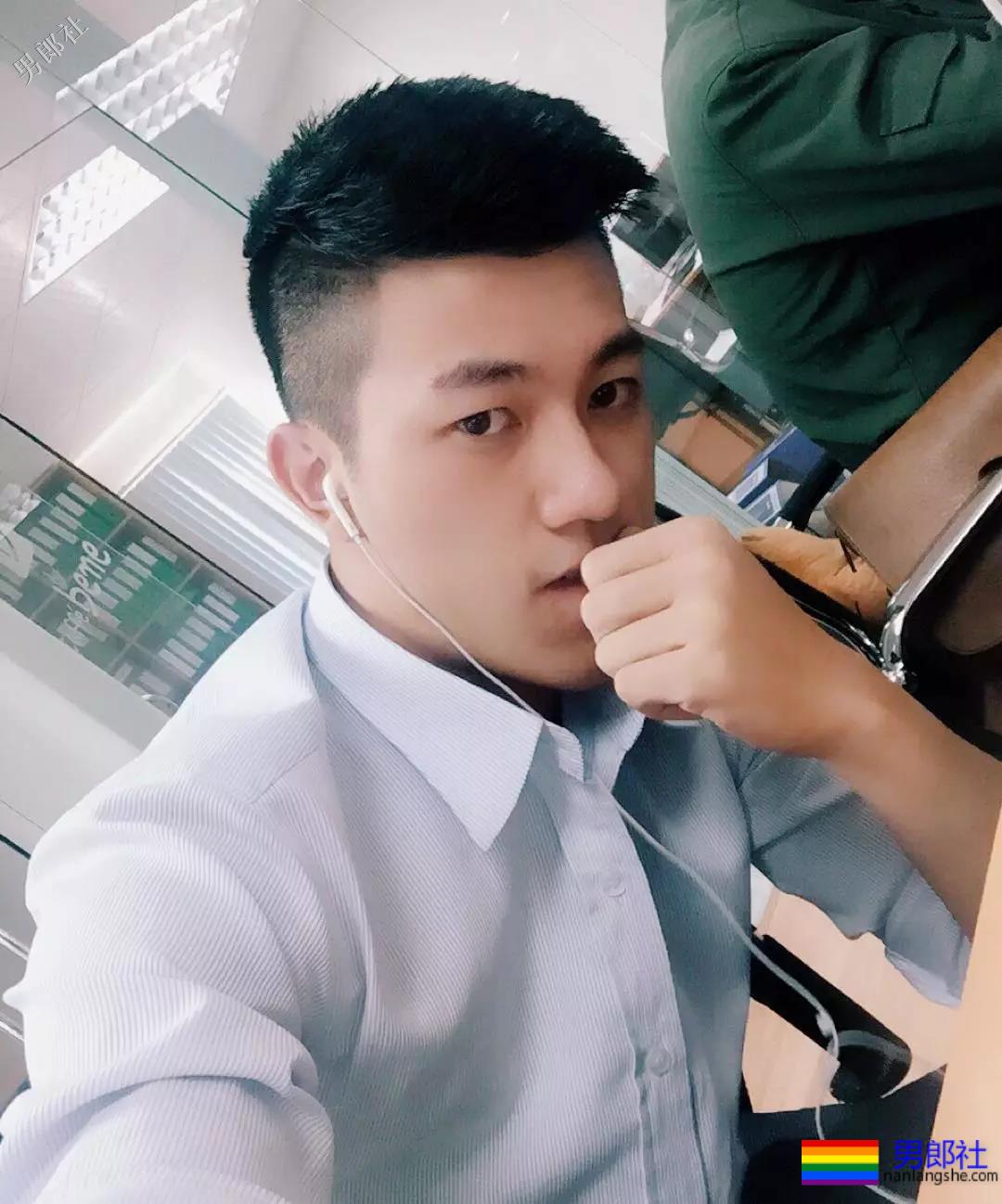 喜欢穿超紧超短的裤子,还非得对着拍!-51虹马