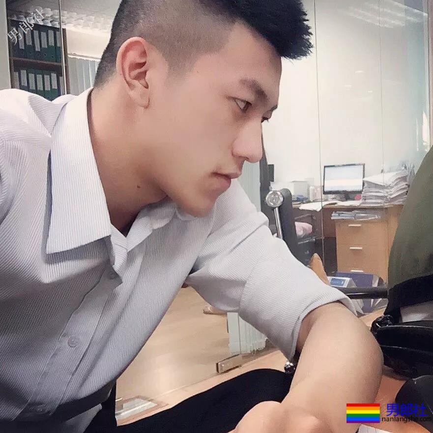 喜欢穿超紧超短的裤子，还非得对着拍！ - 51虹马