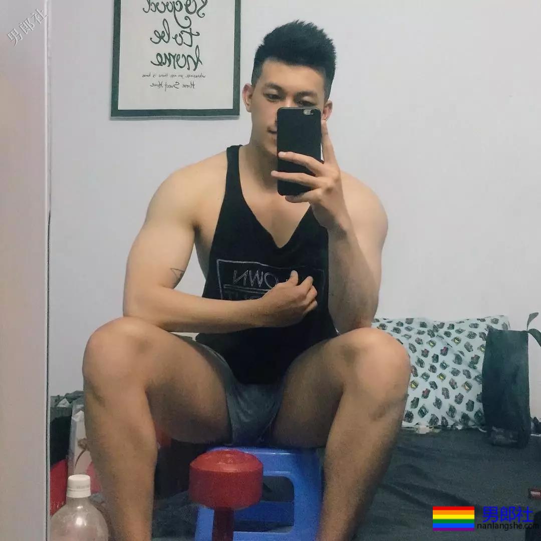 喜欢穿超紧超短的裤子，还非得对着拍！ - 51虹马