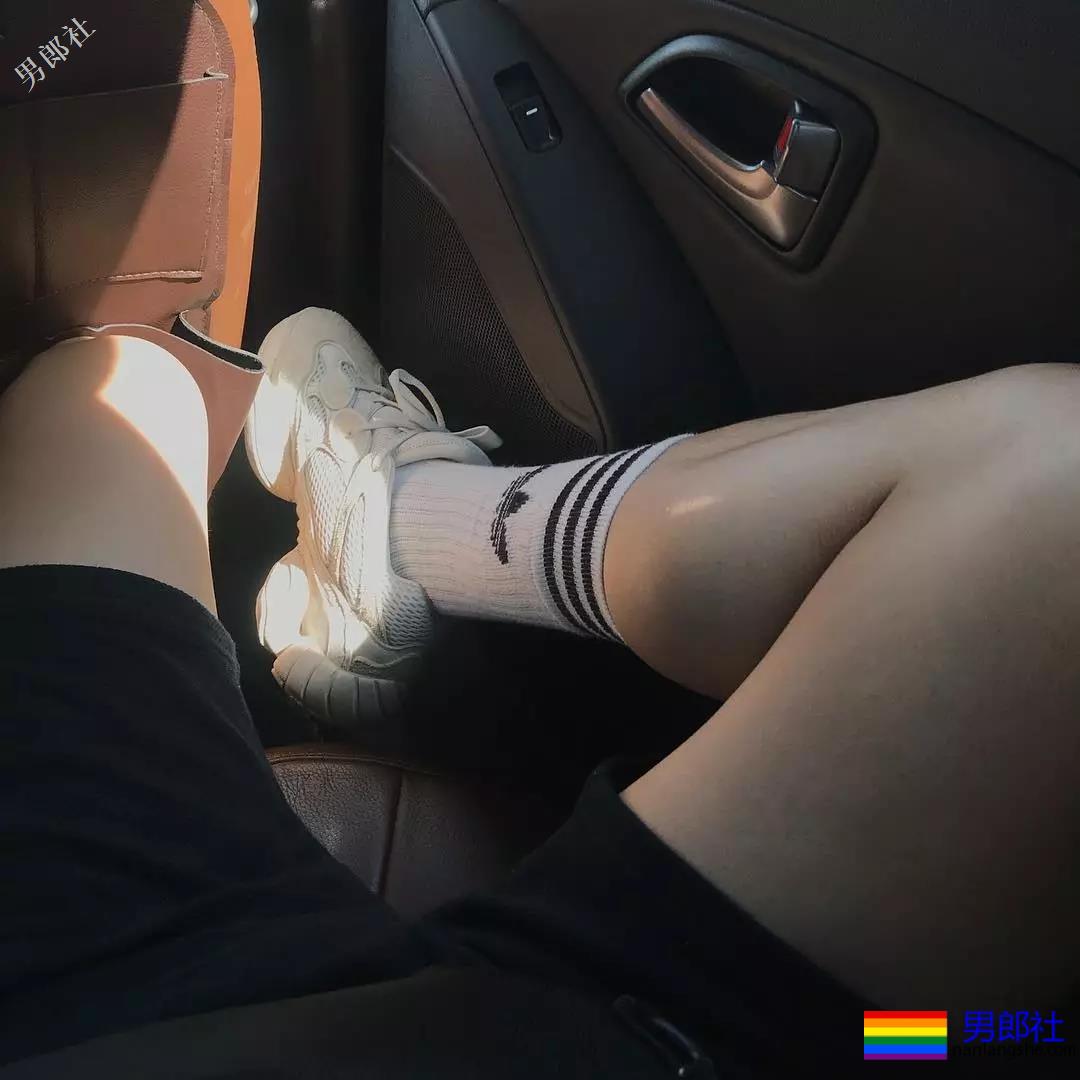 喜欢穿超紧超短的裤子，还非得对着拍！ - 51虹马