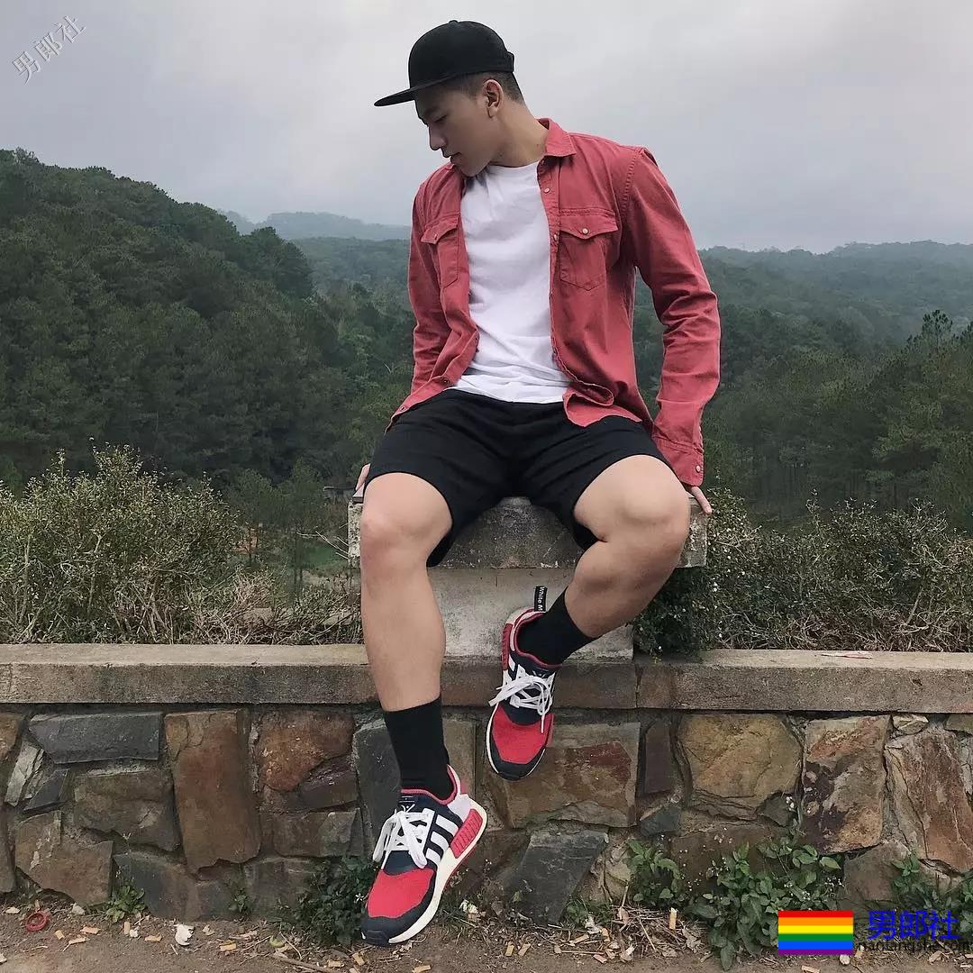 喜欢穿超紧超短的裤子，还非得对着拍！ - 51虹马